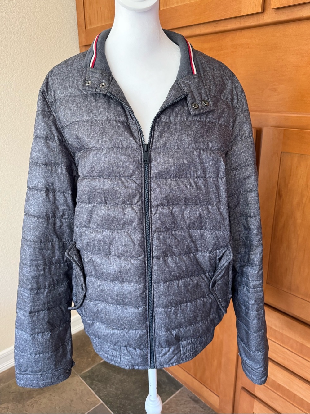 Men’s Gray Tommy Hilfiger Packable Puffer Jacket Size Large EUC